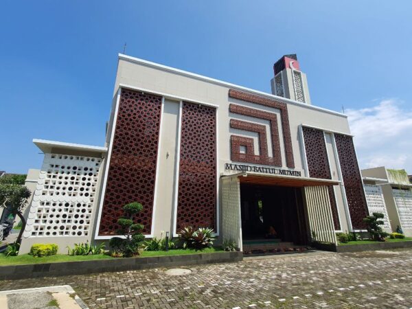Pintu Utama Masjid